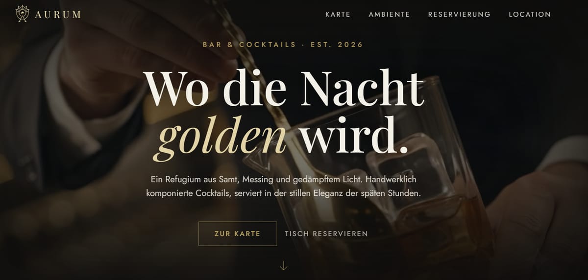Startseite der Bar Aurum: dunkle, goldene Gestaltung mit der Headline „Wo die Nacht golden wird“ über einem Whiskyglas