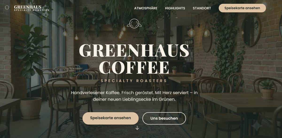 Startseite von Greenhaus Coffee: großzügiges Café-Interieur mit viel Grün, davor die Serif-Headline „Greenhaus Coffee – Specialty Roasters“ und Buttons zur Speisekarte